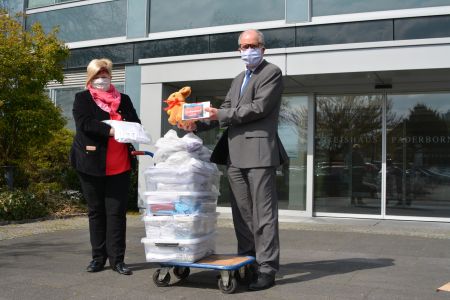 Kornelia Wegener, Kreisvorsitzende des Kreislandfrauenverbandes Paderborn-Büren, überbringt über 5000 Masken Landrat Manfred Müller direkt ins Kreishaus